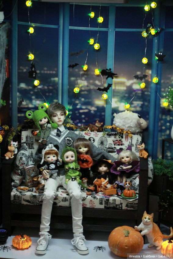 Малышня празднует Хэллоуин