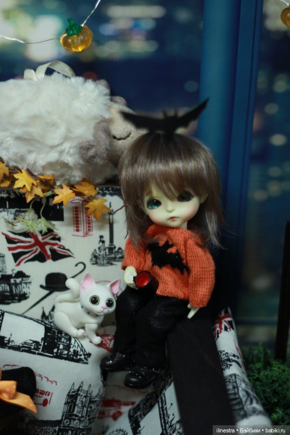 Малышня празднует Хэллоуин