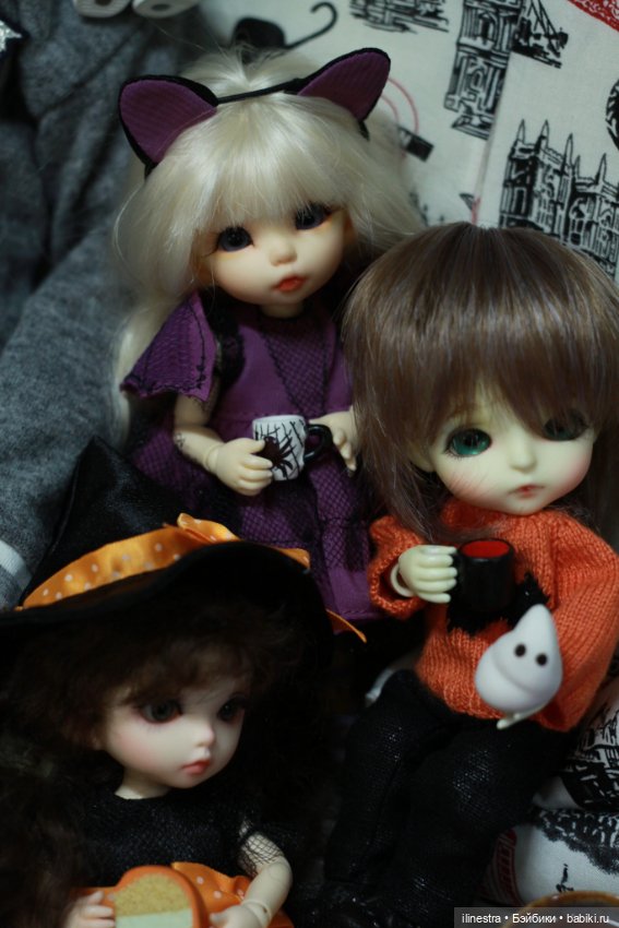 Малышня празднует Хэллоуин