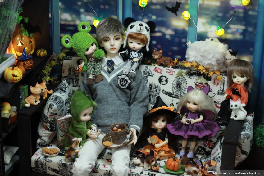 Малышня празднует Хэллоуин