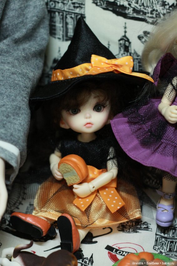 Малышня празднует Хэллоуин