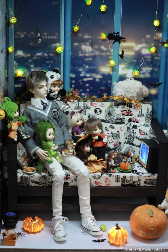 Малышня празднует Хэллоуин