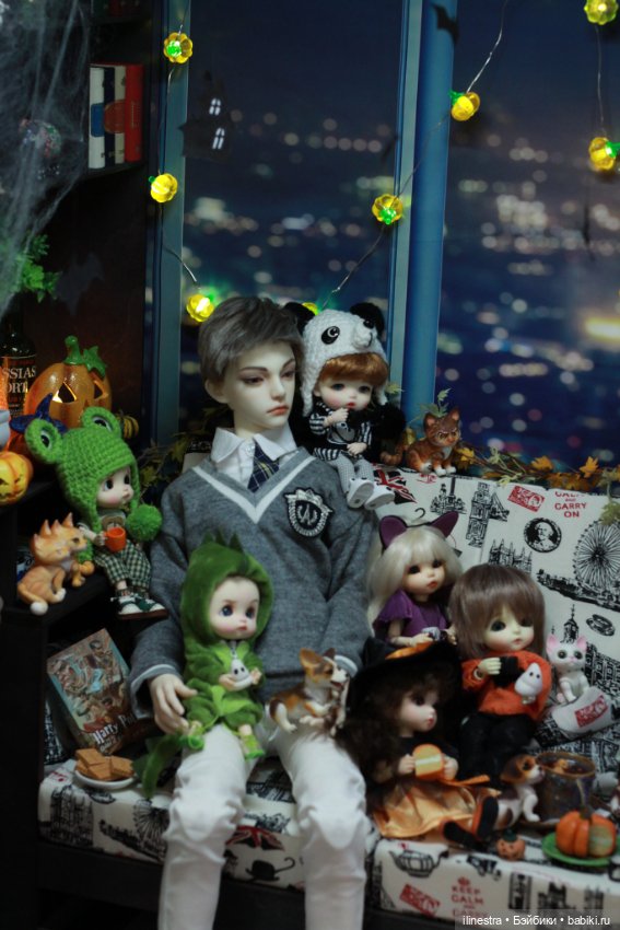 Малышня празднует Хэллоуин