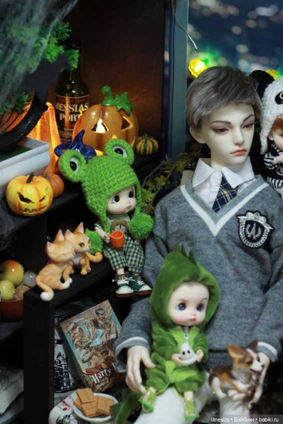 Малышня празднует Хэллоуин