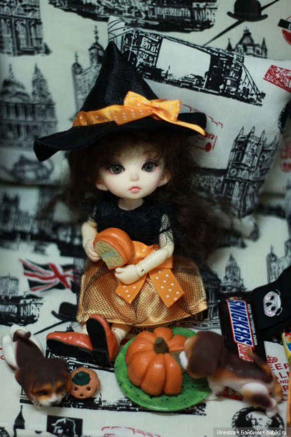 Малышня празднует Хэллоуин