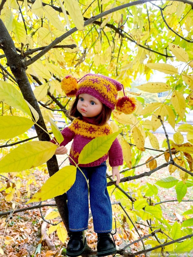 Спешит, кружит листвою осень