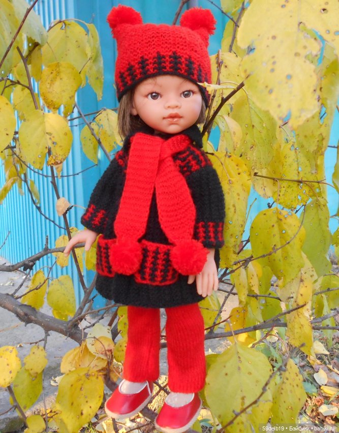 Спешит, кружит листвою осень