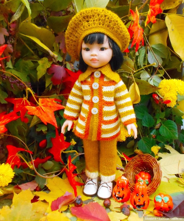 Спешит, кружит листвою осень