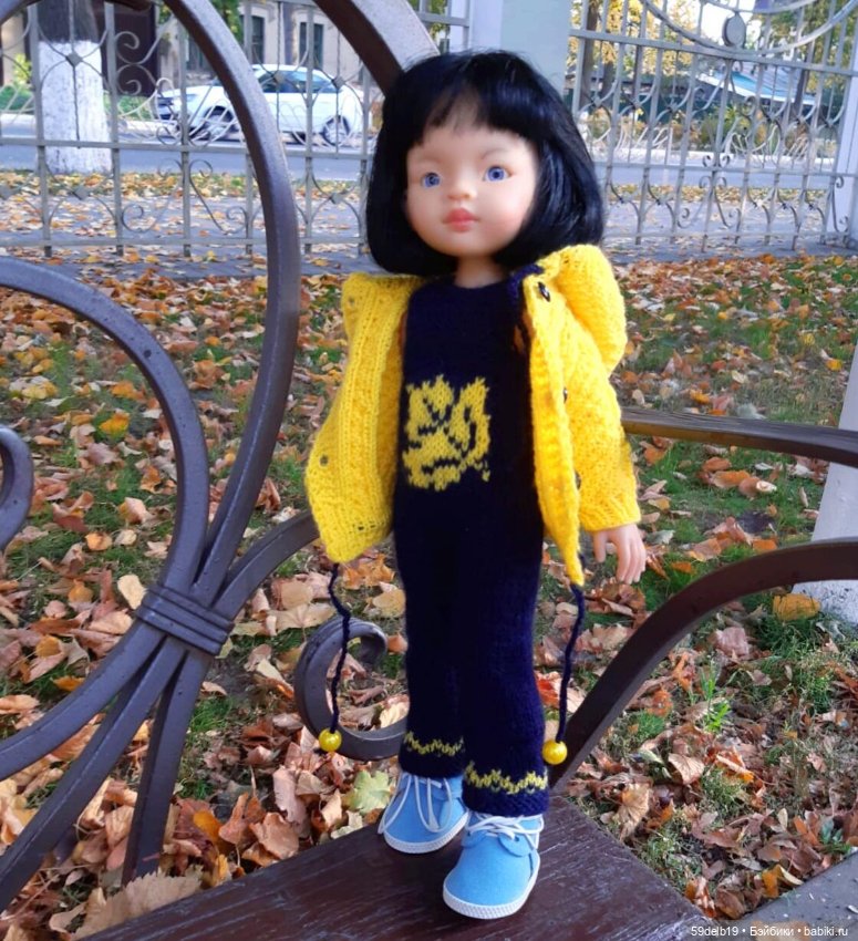 Спешит, кружит листвою осень