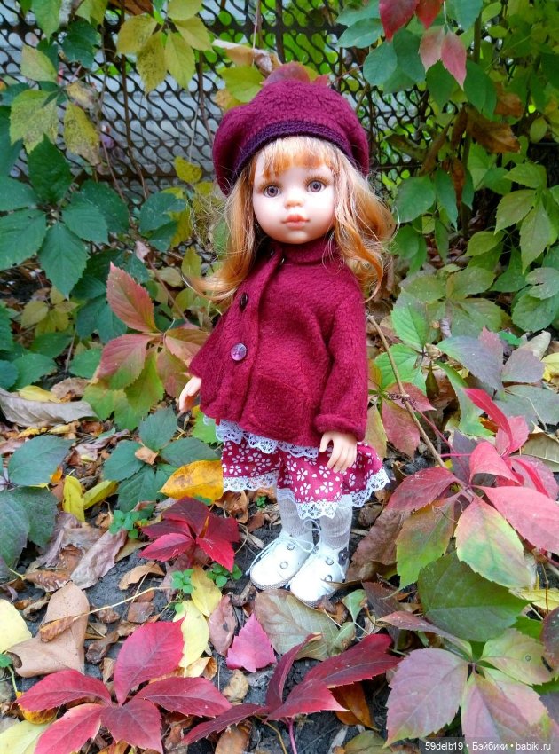 Спешит, кружит листвою осень