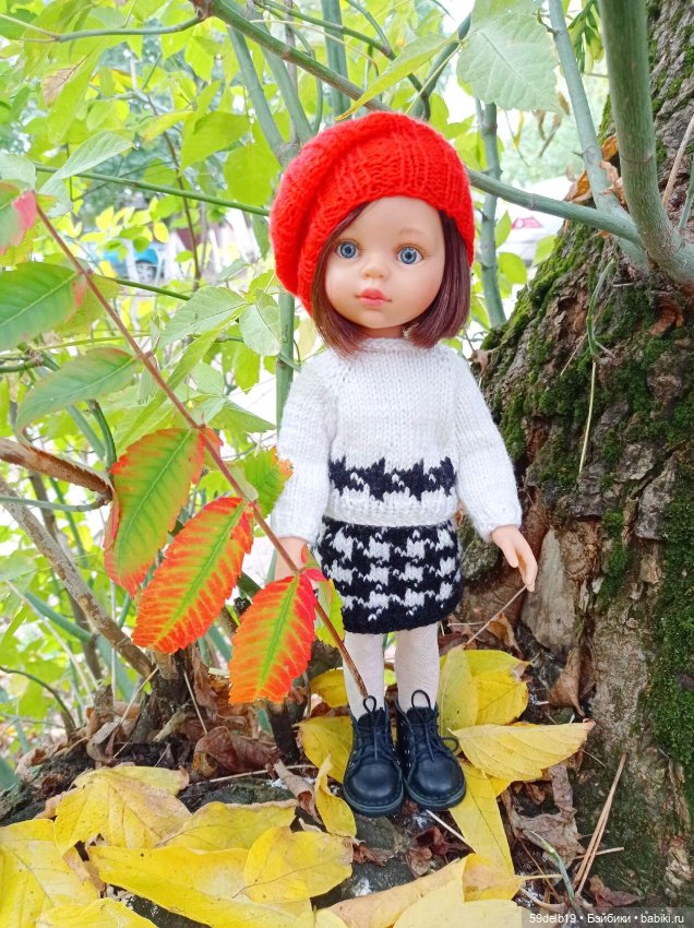 Спешит, кружит листвою осень