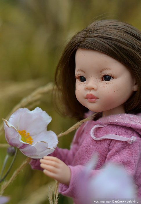 Paola Reina в дождь и ветер