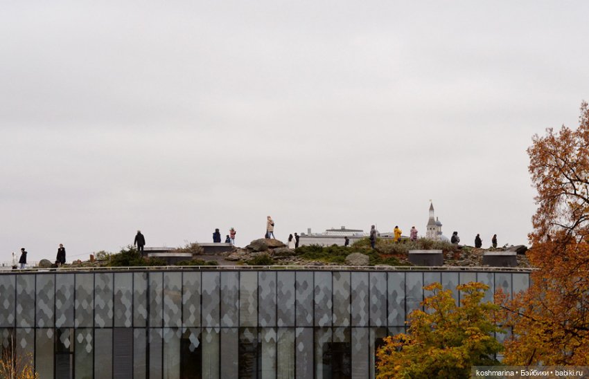 Paola Reina в дождь и ветер