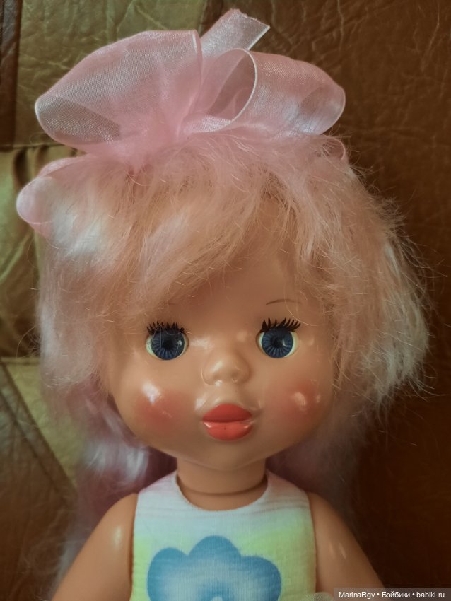 Риточка Загорск с зефирно-розовыми волосами