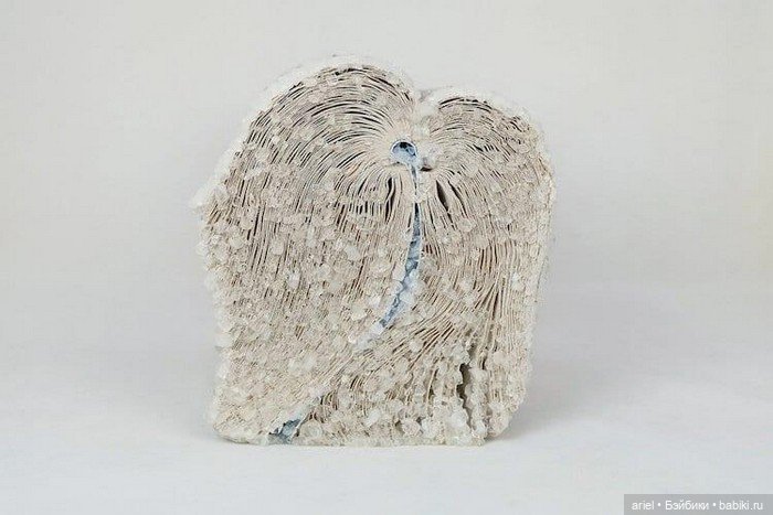 Скульптуры из старых книг от американской художницы Alexis Arnold