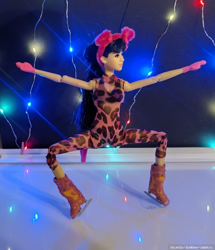 Одиночная программа, выступление МэйЛинь Тао. Розовая пантера. #Соревнования по фигурному катанию. Гран-при среди кукол. Женщины (фото 7)