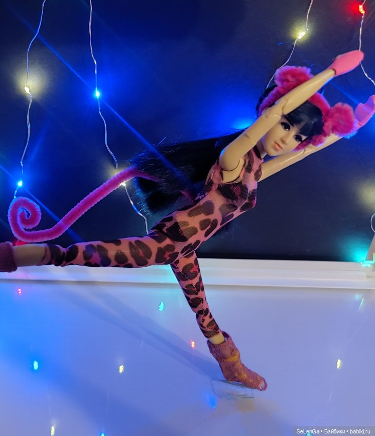 Одиночная программа, выступление МэйЛинь Тао. Розовая пантера. #Соревнования по фигурному катанию. Гран-при среди кукол. Женщины (фото 6)