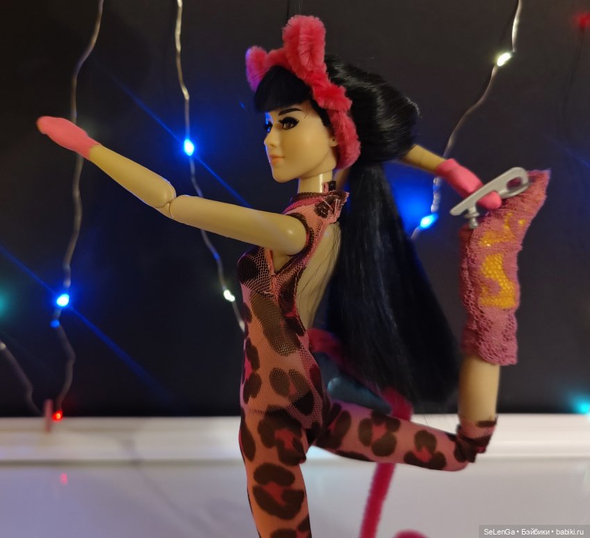 Одиночная программа, выступление МэйЛинь Тао. Розовая пантера. #Соревнования по фигурному катанию. Гран-при среди кукол. Женщины