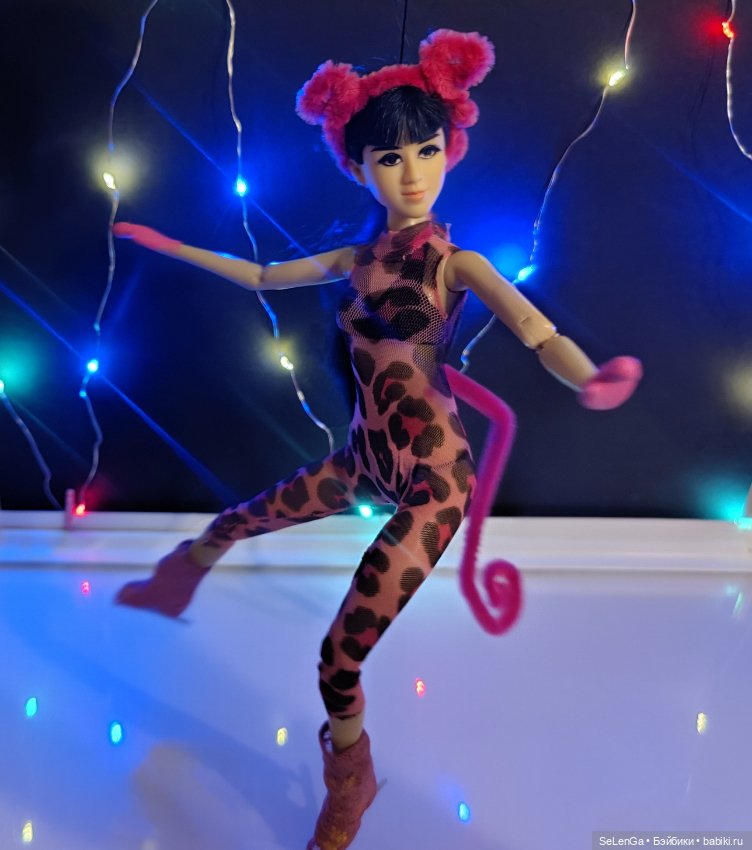 Одиночная программа, выступление МэйЛинь Тао. Розовая пантера. #Соревнования по фигурному катанию. Гран-при среди кукол. Женщины