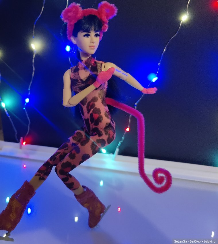 Одиночная программа, выступление МэйЛинь Тао. Розовая пантера. #Соревнования по фигурному катанию. Гран-при среди кукол. Женщины (фото 3)