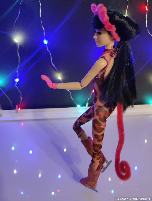 Одиночная программа, выступление МэйЛинь Тао. Розовая пантера. #Соревнования по фигурному катанию. Гран-при среди кукол. Женщины