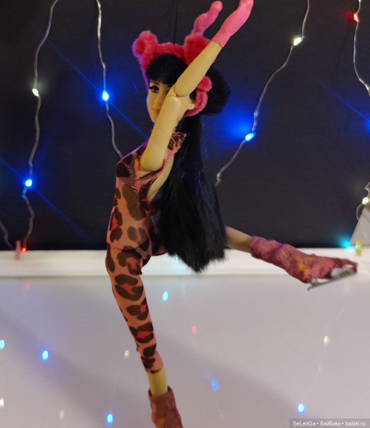 Одиночная программа, выступление МэйЛинь Тао. Розовая пантера. #Соревнования по фигурному катанию. Гран-при среди кукол. Женщины (фото 9)