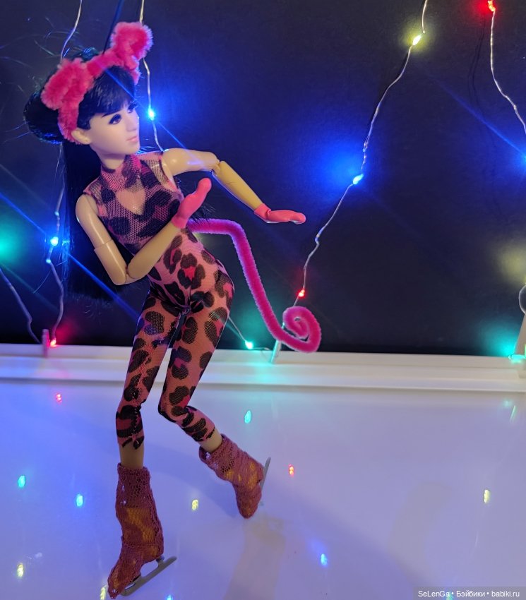 Одиночная программа, выступление МэйЛинь Тао. Розовая пантера. #Соревнования по фигурному катанию. Гран-при среди кукол. Женщины (фото 4)