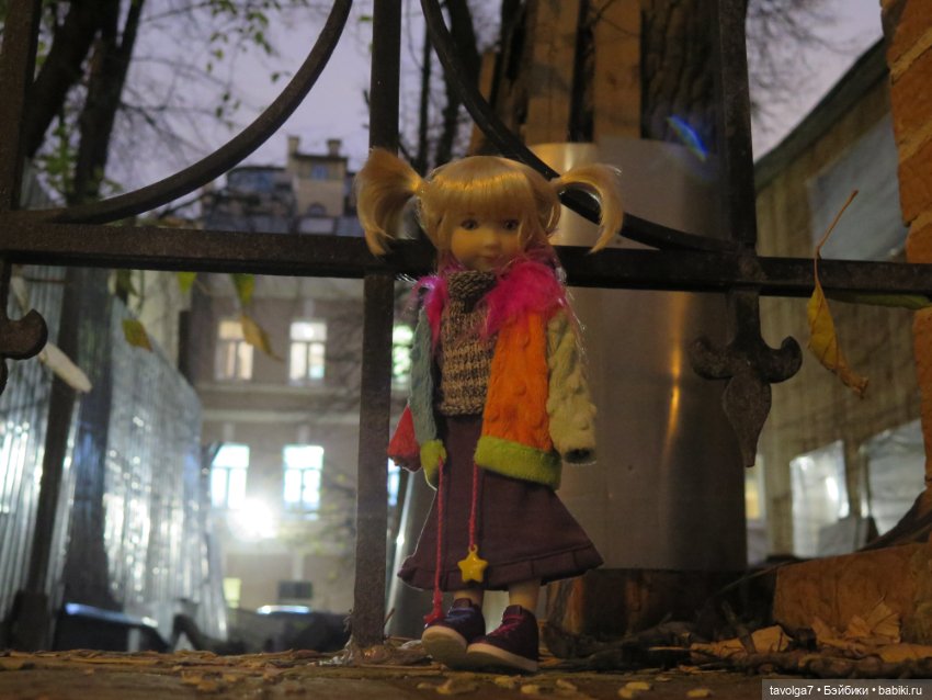 Калли-Стелла Ruby Red Siblies на прогулке в арбатских переулках