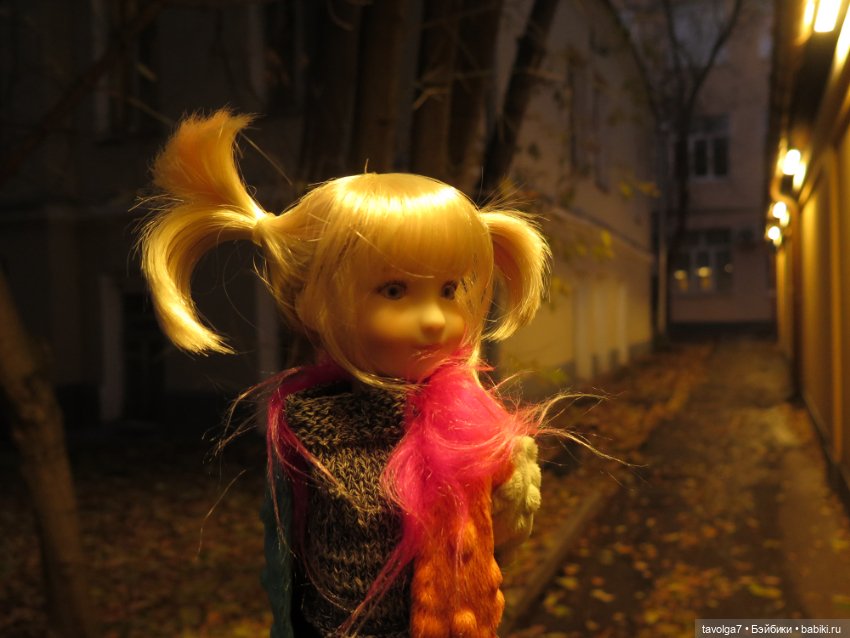 Калли-Стелла Ruby Red Siblies на прогулке в арбатских переулках