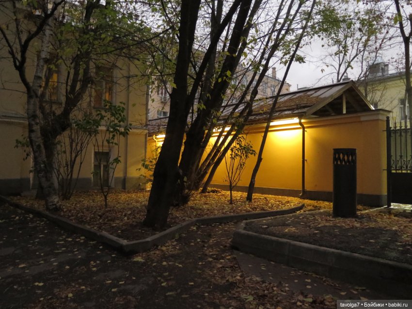 Калли-Стелла Ruby Red Siblies на прогулке в арбатских переулках