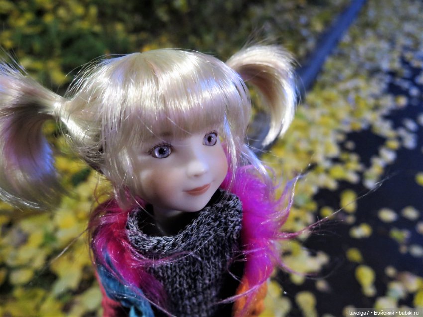 Калли-Стелла Ruby Red Siblies на прогулке в арбатских переулках