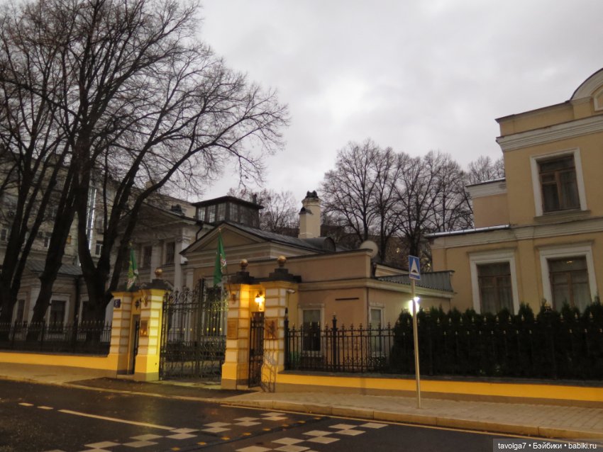 Калли-Стелла Ruby Red Siblies на прогулке в арбатских переулках