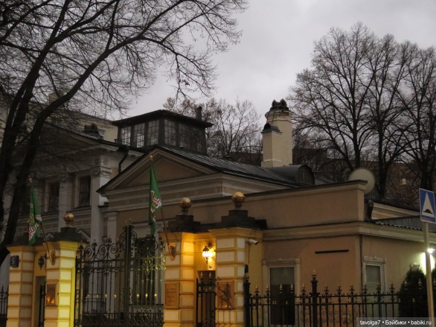 Калли-Стелла Ruby Red Siblies на прогулке в арбатских переулках