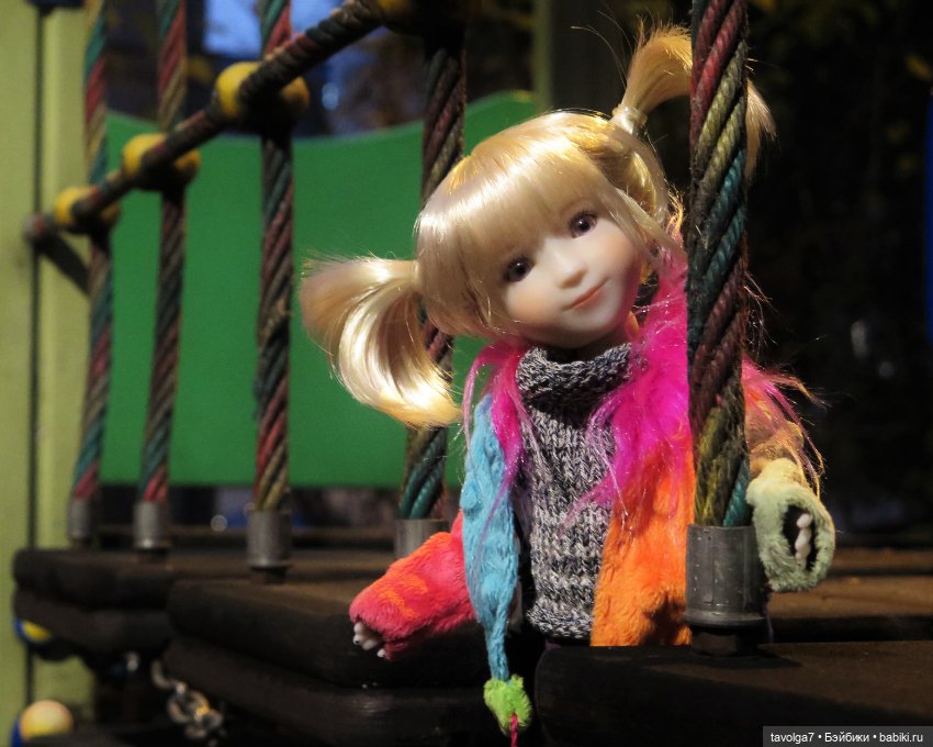 Калли-Стелла Ruby Red Siblies на прогулке в арбатских переулках