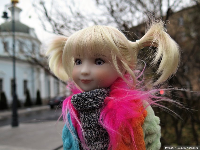 Калли-Стелла Ruby Red Siblies на прогулке в арбатских переулках (фото 7)