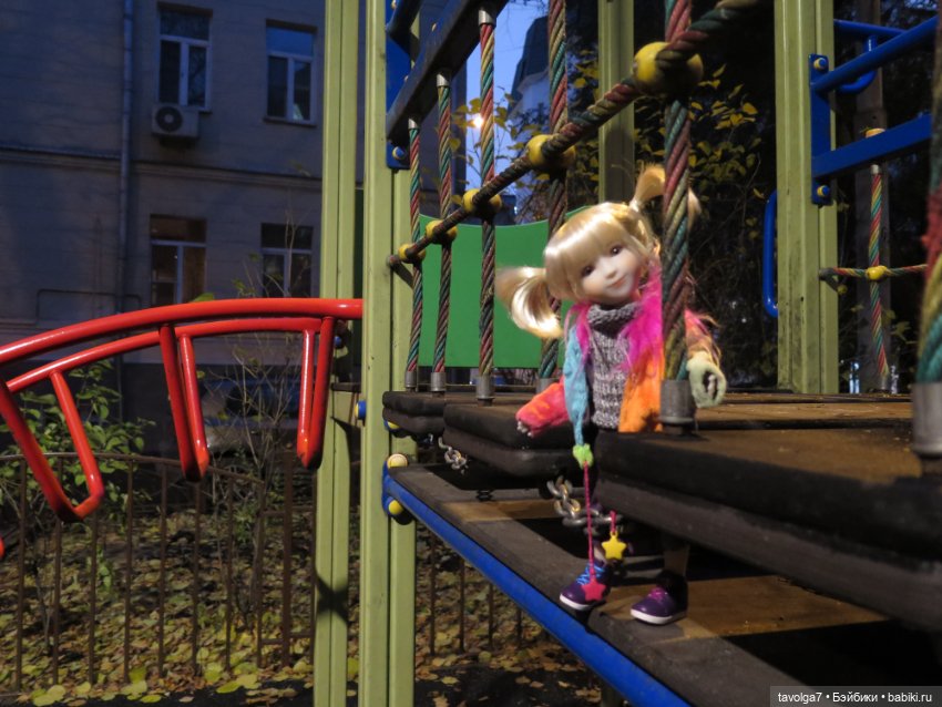 Калли-Стелла Ruby Red Siblies на прогулке в арбатских переулках