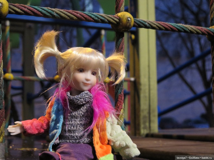 Калли-Стелла Ruby Red Siblies на прогулке в арбатских переулках