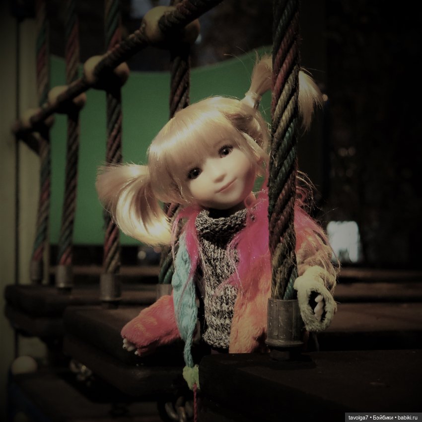 Калли-Стелла Ruby Red Siblies на прогулке в арбатских переулках