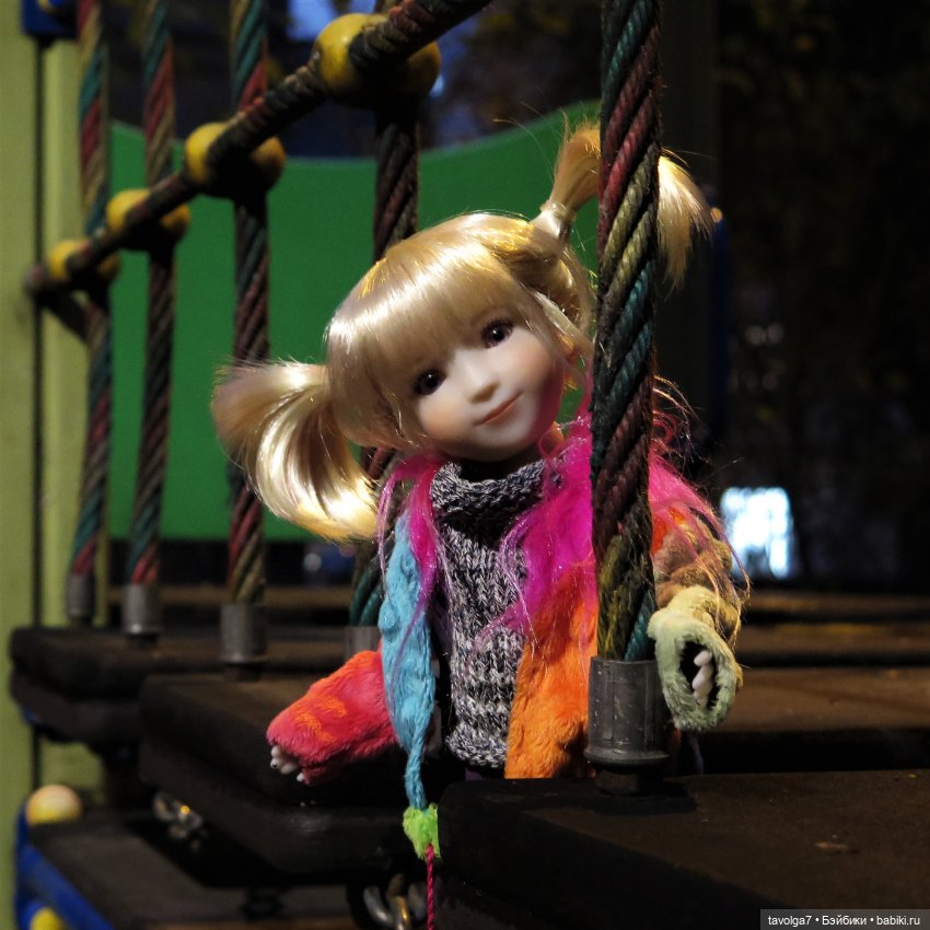 Калли-Стелла Ruby Red Siblies на прогулке в арбатских переулках