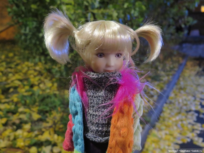 Калли-Стелла Ruby Red Siblies на прогулке в арбатских переулках