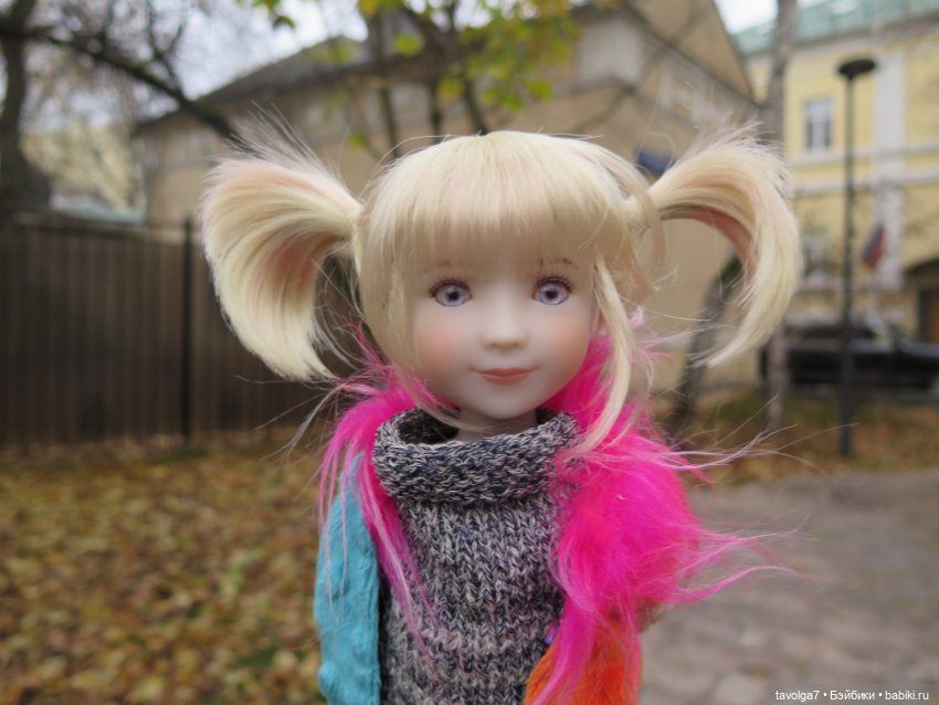 Калли-Стелла Ruby Red Siblies на прогулке в арбатских переулках