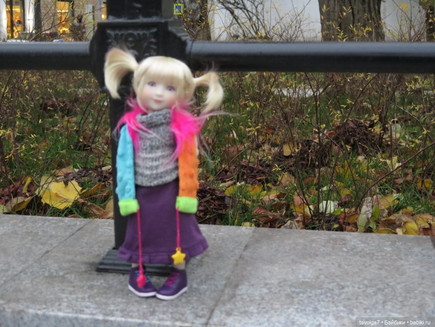 Калли-Стелла Ruby Red Siblies на прогулке в арбатских переулках (фото 9)