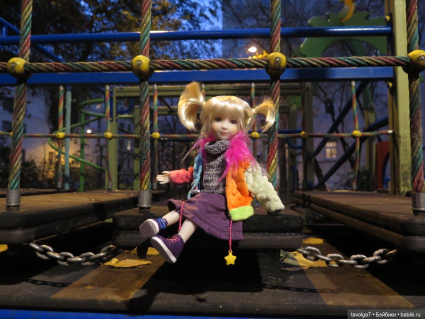 Калли-Стелла Ruby Red Siblies на прогулке в арбатских переулках