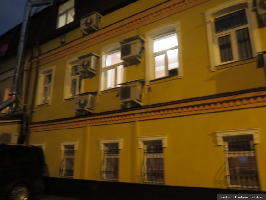 Калли-Стелла Ruby Red Siblies на прогулке в арбатских переулках