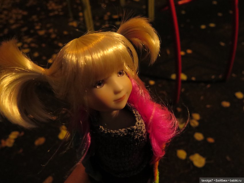 Калли-Стелла Ruby Red Siblies на прогулке в арбатских переулках