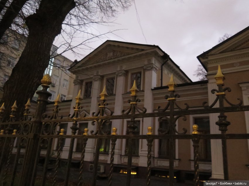 Калли-Стелла Ruby Red Siblies на прогулке в арбатских переулках