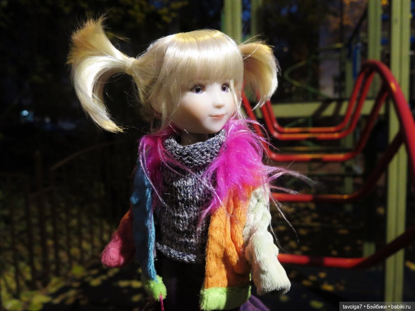 Калли-Стелла Ruby Red Siblies на прогулке в арбатских переулках