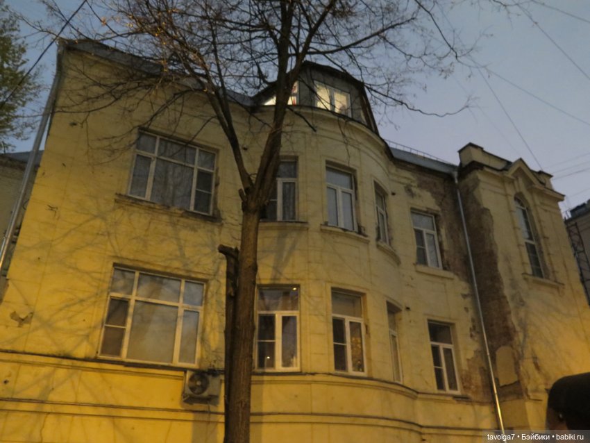 Калли-Стелла Ruby Red Siblies на прогулке в арбатских переулках