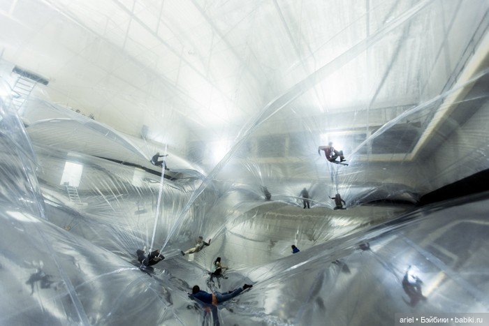 "On Space Time Foam" инсталляция аргентинского художника Томаса Сарацено (Tomas Saraceno)