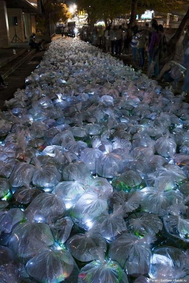 Инсталляция под названием "Карманная река" от Luzinterruptus (фото 7)